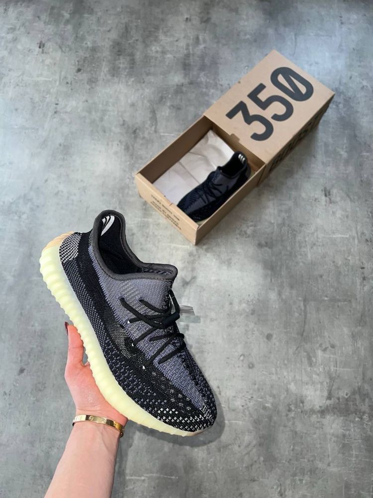 Отново Yeezy Boost 350 V2 CARBON