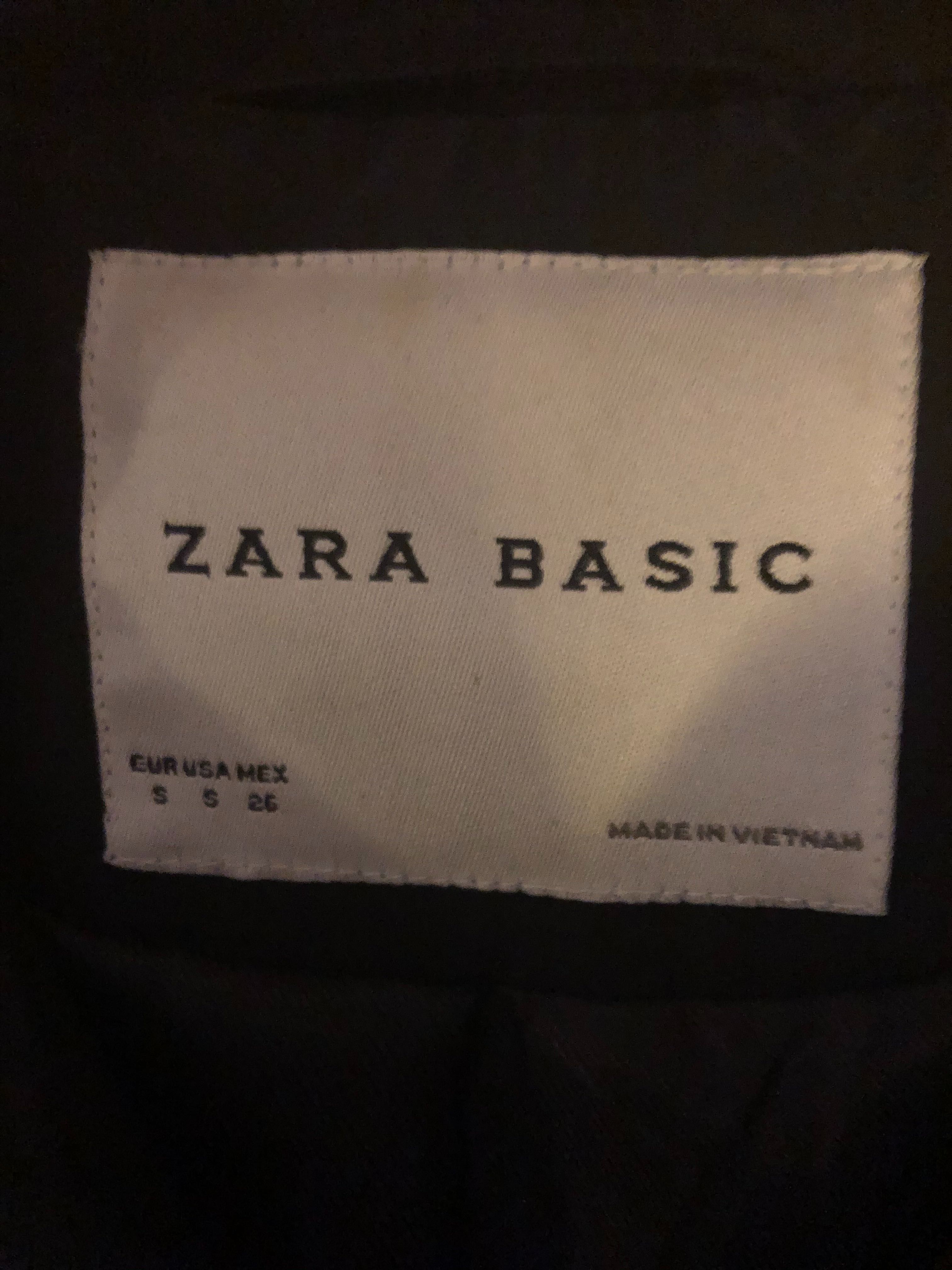 Geaca neagră marca Zara