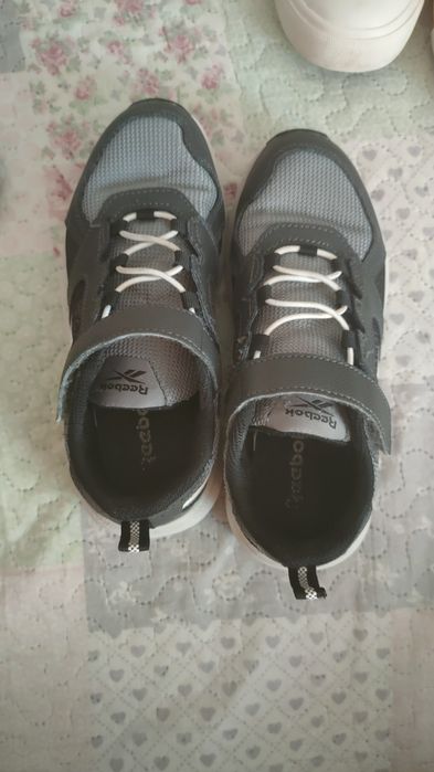 Маратонки Reebok, кецове, и сандали Ipanema.