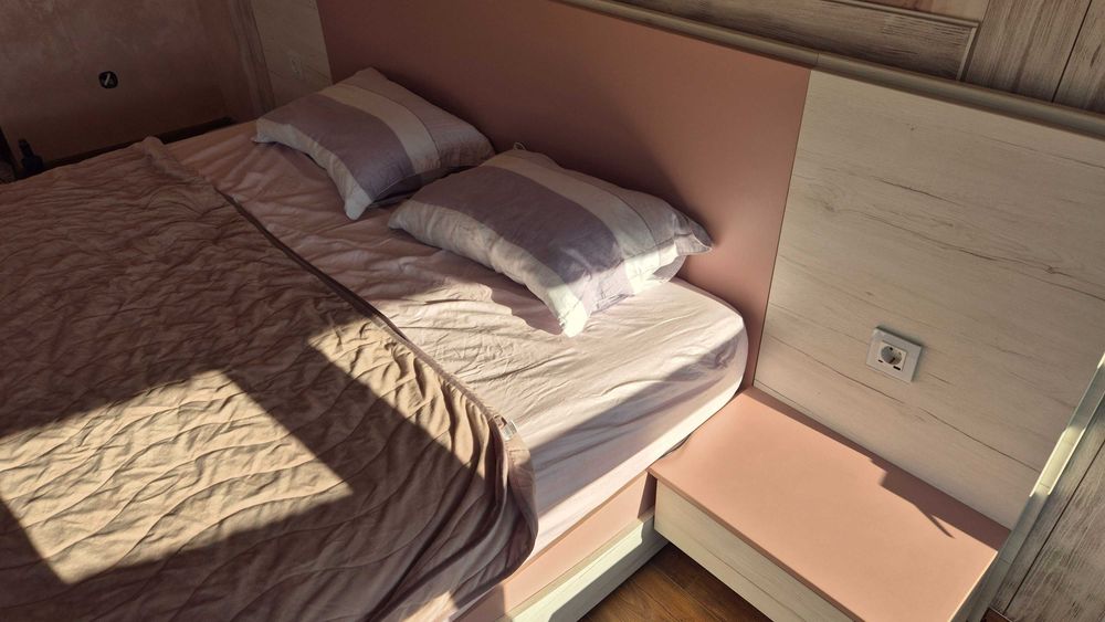 Модерно легло с нощни шкафчета и дизайнерска табла