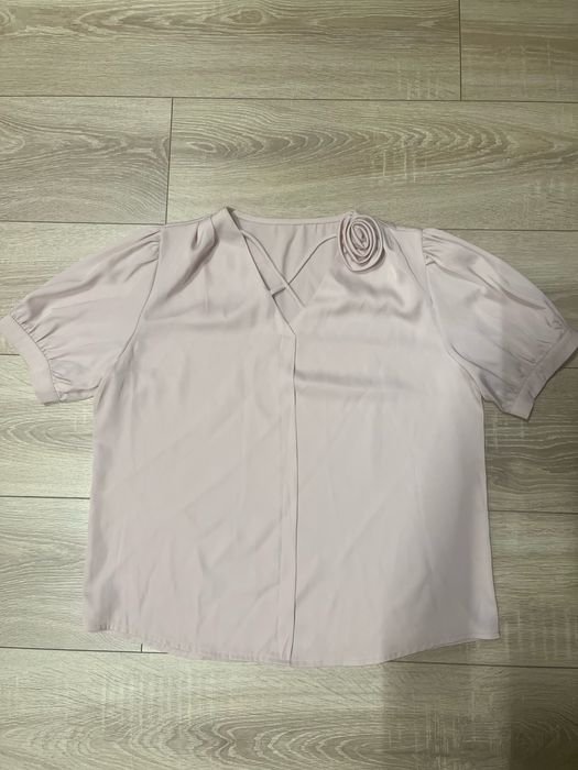 Розовая блузка с розой