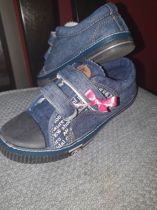 Затворени дънкови гуменки с лепки No34