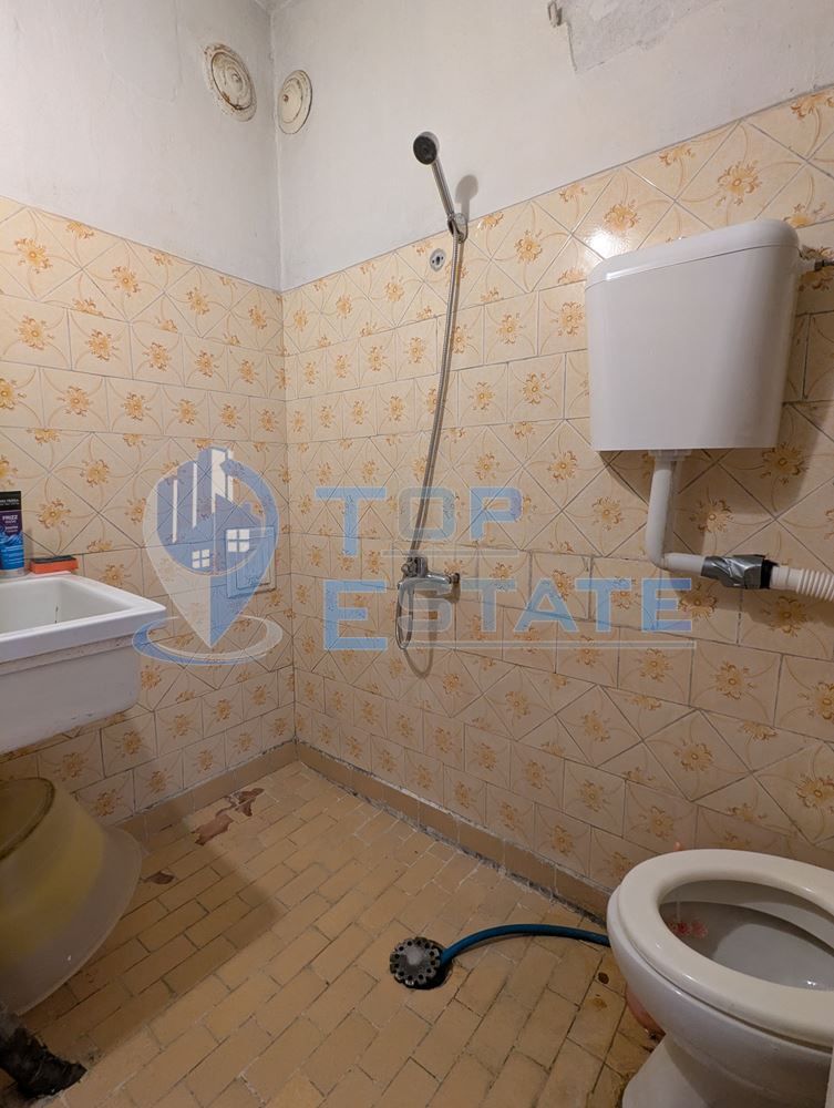 Двуетажна тухлена къща на тиха и спокойна улица в град Горна Оряховиц