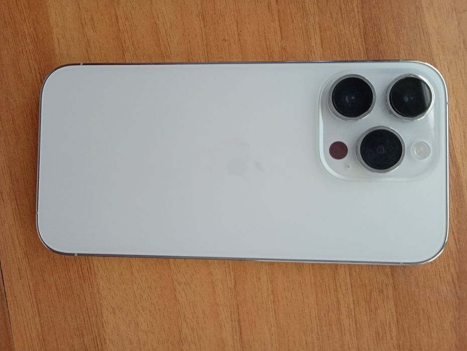 Страхотен модел Iphone 14 Pro +подарък калъф и протектор