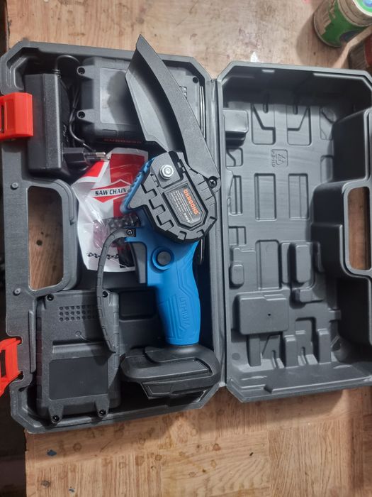 Se vinde mini ferastrau electric nou