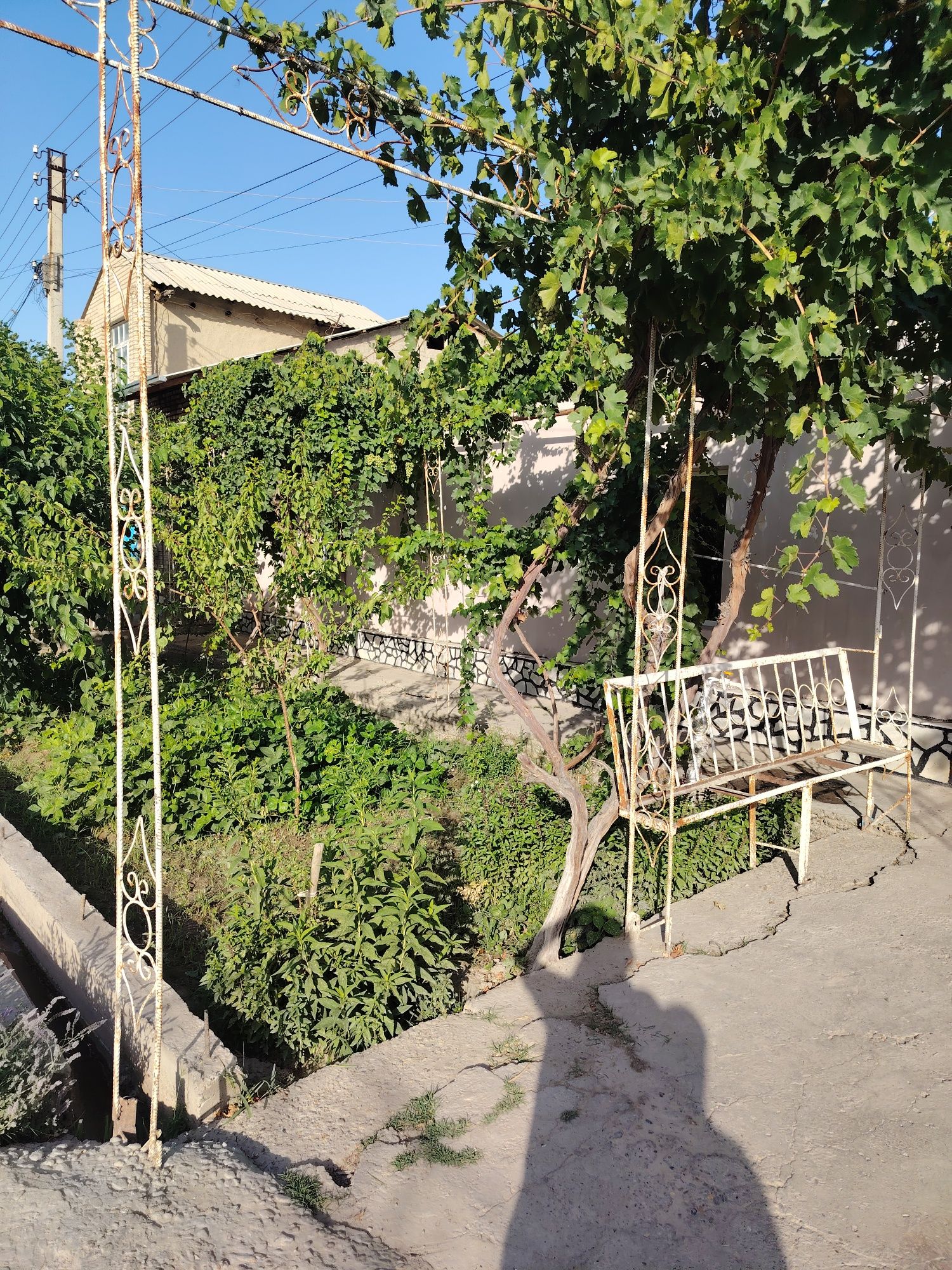 Uy sotiladi Navoiy viloyati Qiziltepa tumani Bunyodkor maxallasi