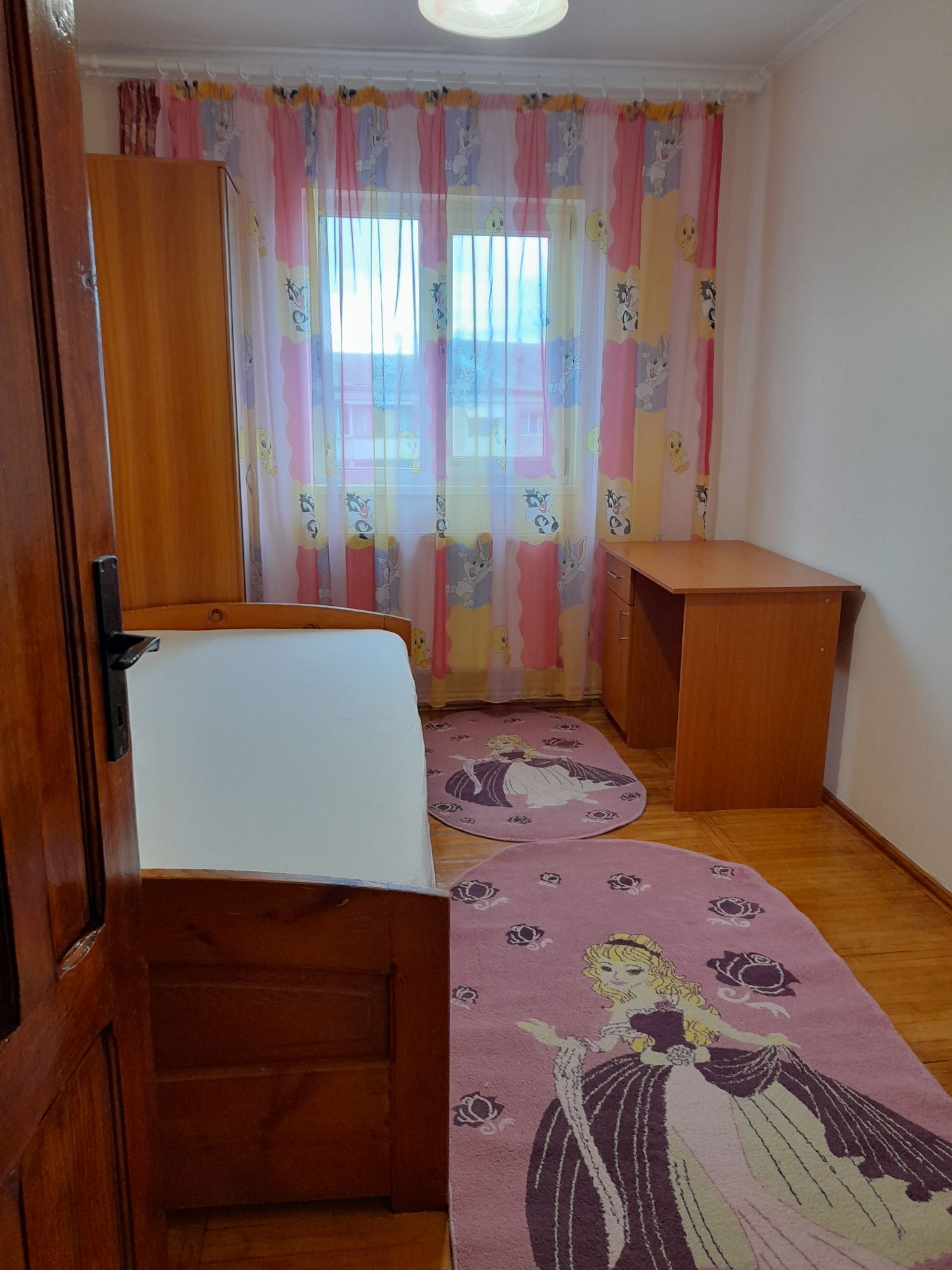 Închiriez apartament 3 camere