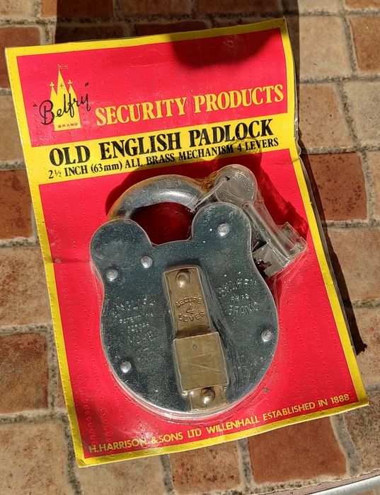 Lacăte "Old English Padlock" de la marca Belfry