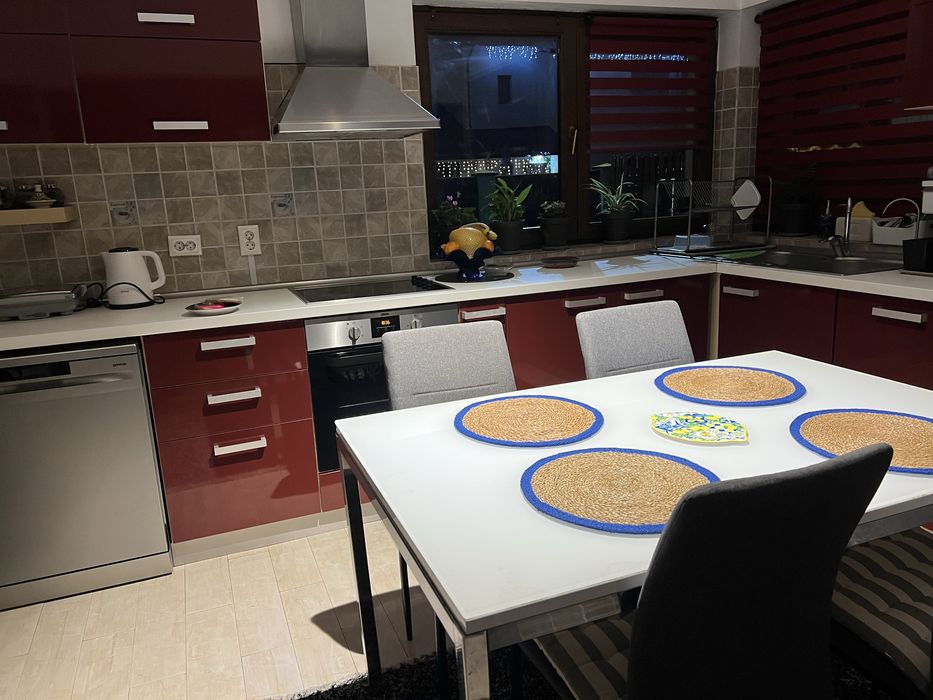 Bucatarie stare foarte buna cu electrocasnice incuse