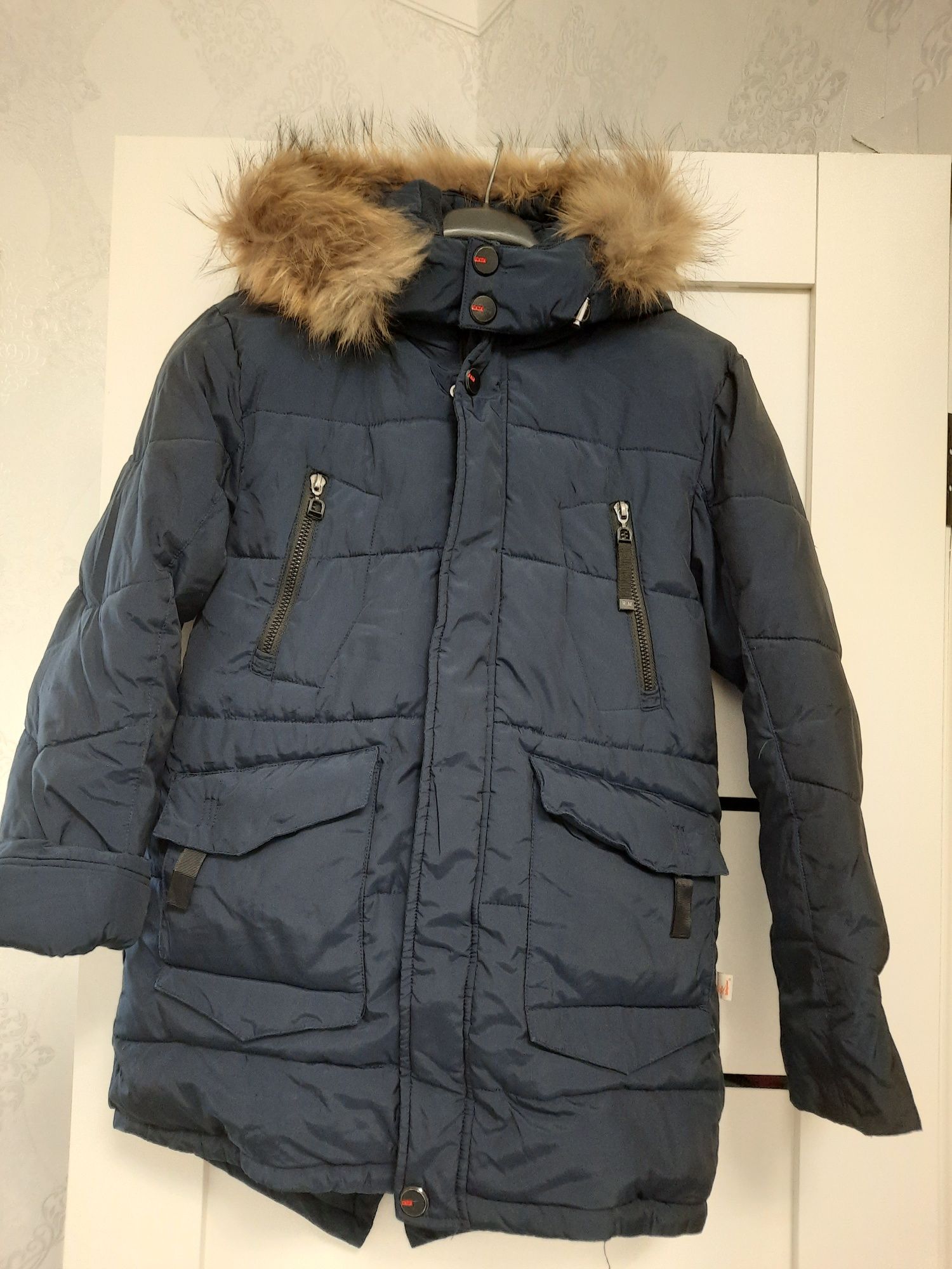 Продам  подростковую зимнюю  куртку на  рост 140