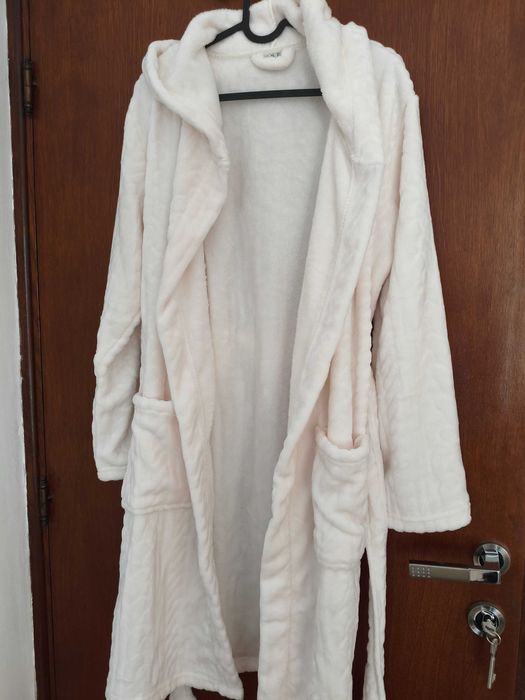 Halat Dormeo warm hug alb-crem cu glugă - femei, mărimea S