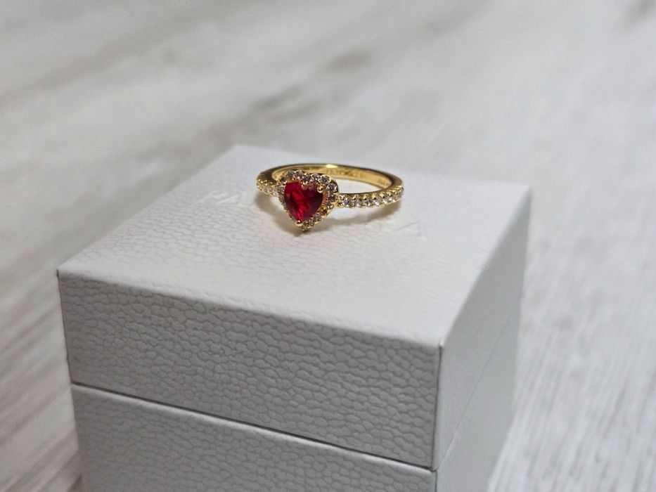Inel Pandora gold inima rosie