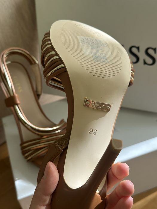 ЧИСТО НОВИ Сандали Guess на висок ток от еко кожа