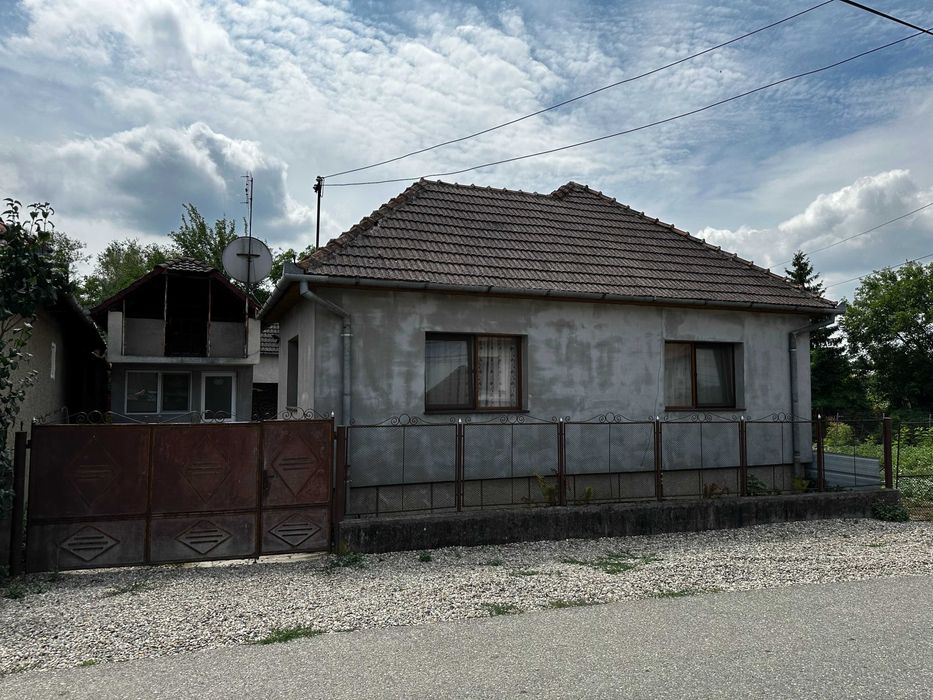 Vând casă cu grădină în Pericei.