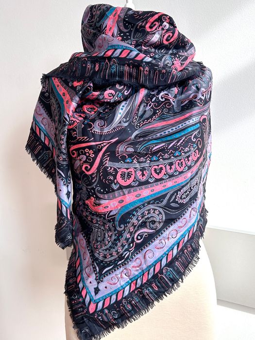 Разкошен голям нежен шал в розово лилави нюанси