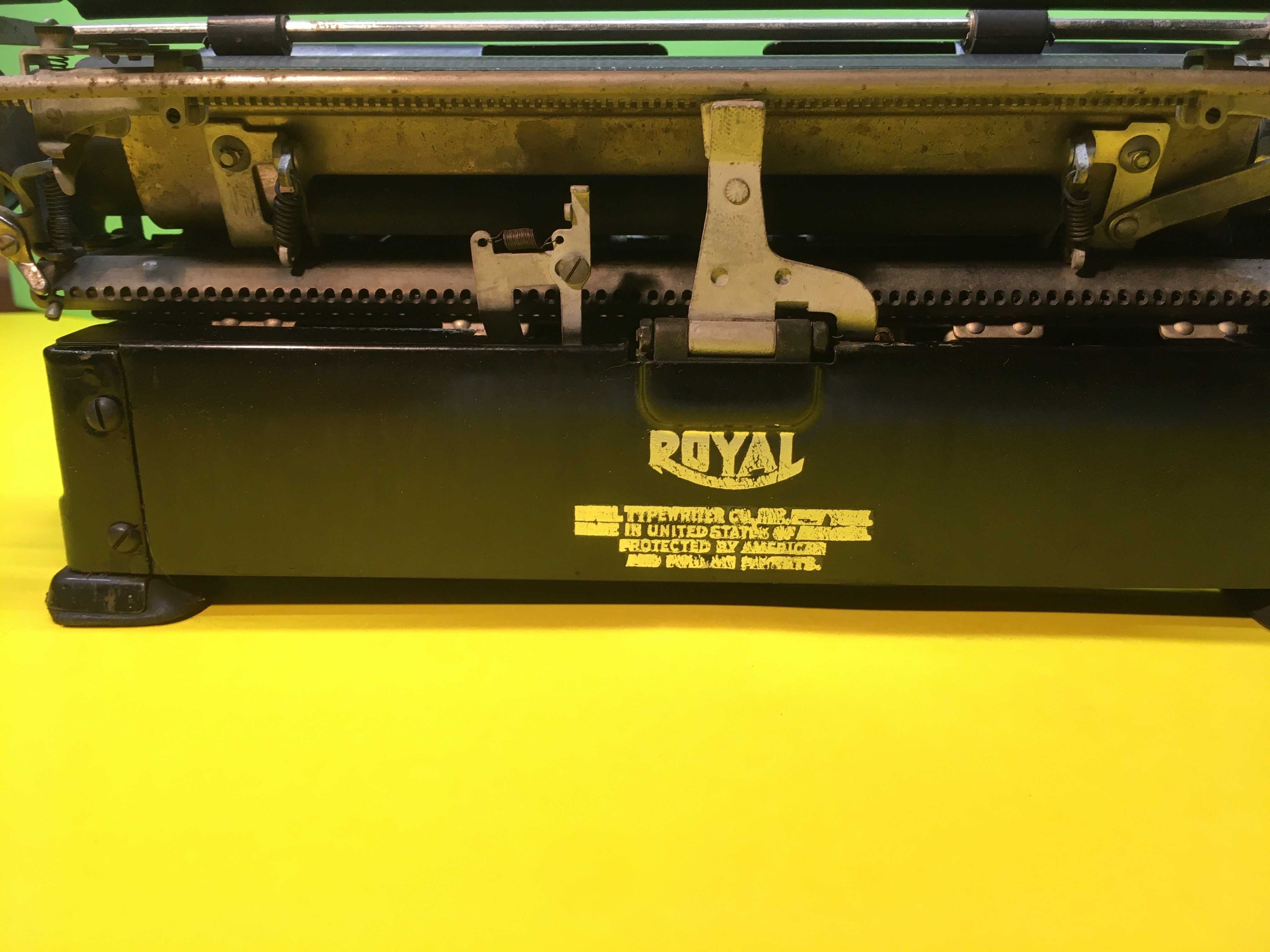 Винтидж пишеща машина Royal Portable Модел O 1934 г. Работеща !