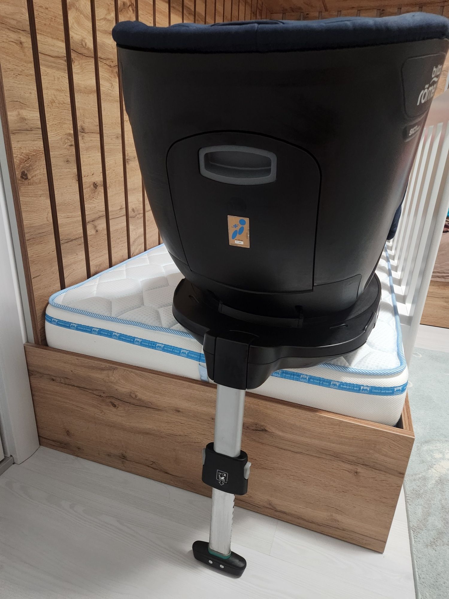 Стол за кола ISOFIX Britax Romer Swingfix M i-Size + ПОДАРЪК