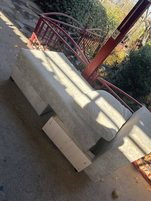 Диван б.у целый хороший состояния