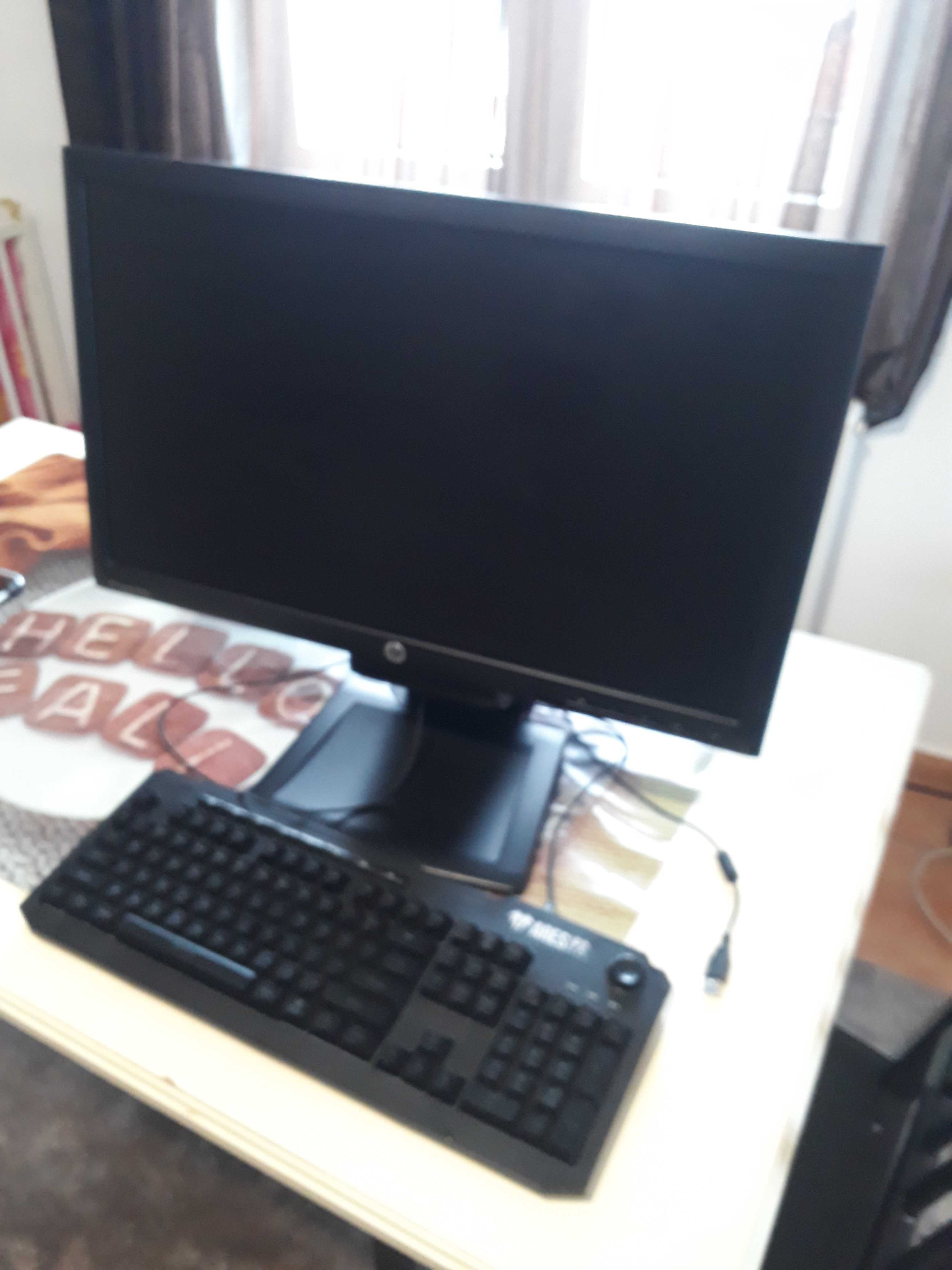 Monitor 24 led hp + tastatura gaming