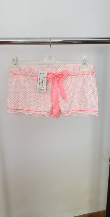 Pantaloni scurți damă – noi cu etichetă