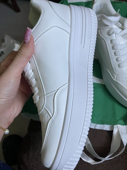 Чисто нови дамски бели кецове