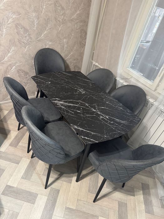 Стол и стулья для гостинной