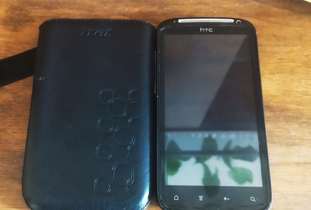 Телефон HTC с калъф