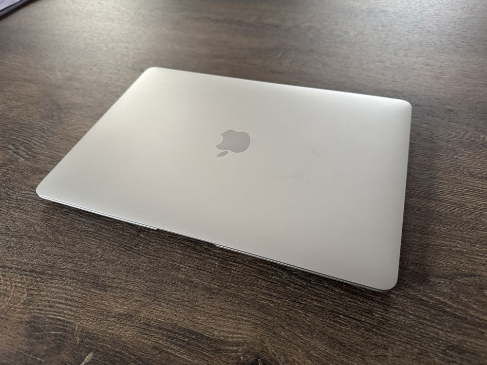 Продам MacBook Air 13, 2020