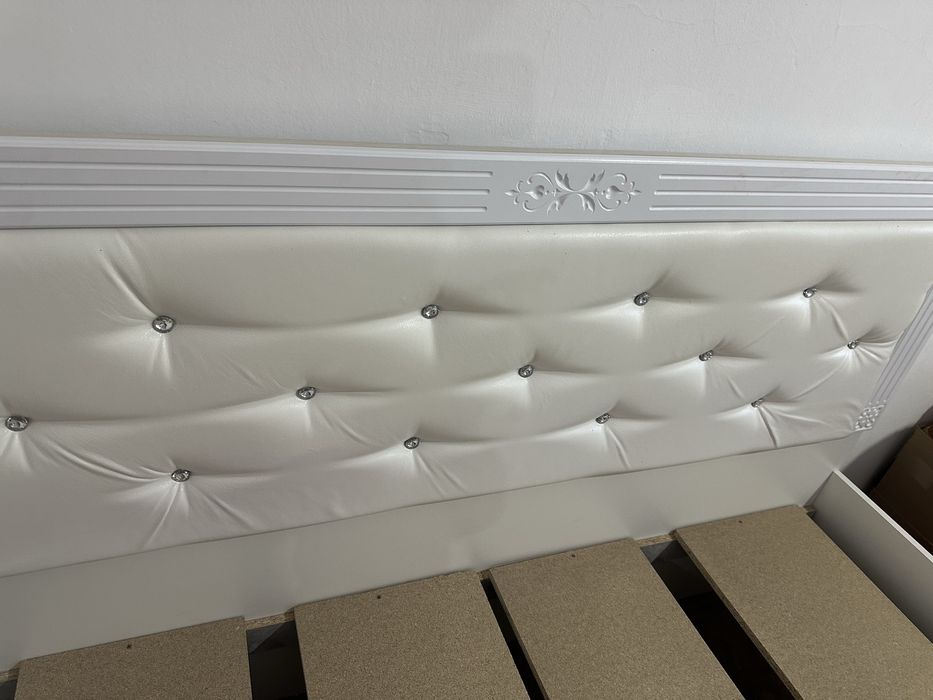 Кровать без матраса