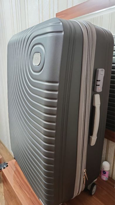 Продается дорожный большой Чемодан