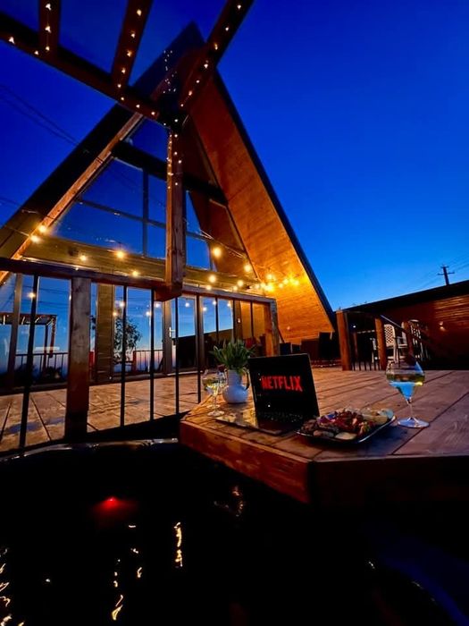 Cazare Cabana A-Frame , Foisor Incalzit , Cinema , Ciubar , Sauna .