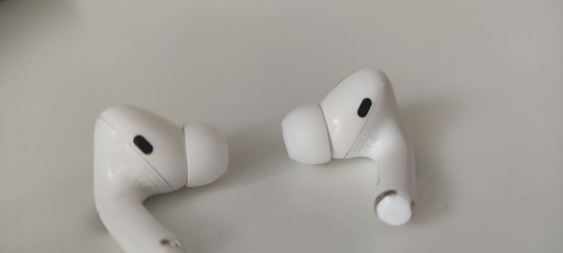 Продам наушники левый ухо и правый ухо от airpods pro оригинал