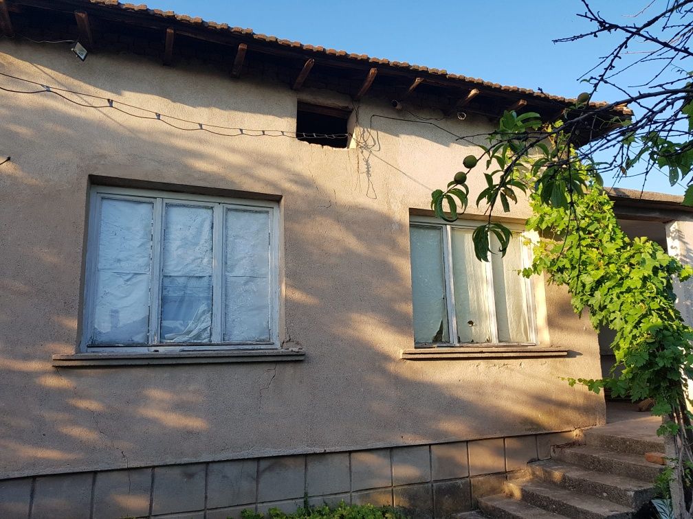 ПРОДАВАМ къща в град Брусарци 75 кв.м.,1200 кв.м. двор