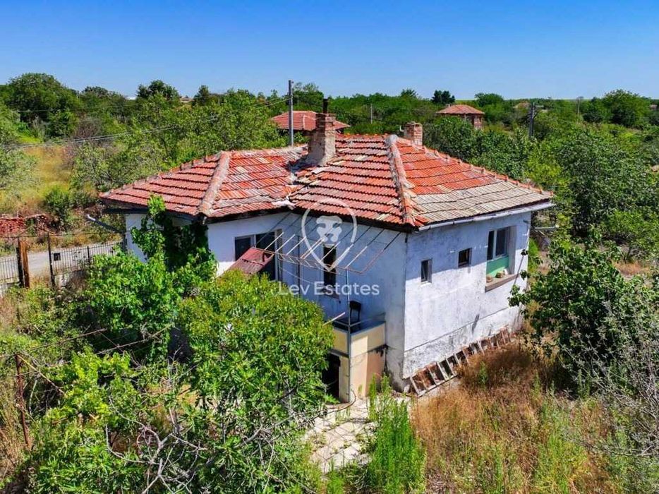 Едноетажна къща с започнат ремонт в село Аспарухово, област Бургас