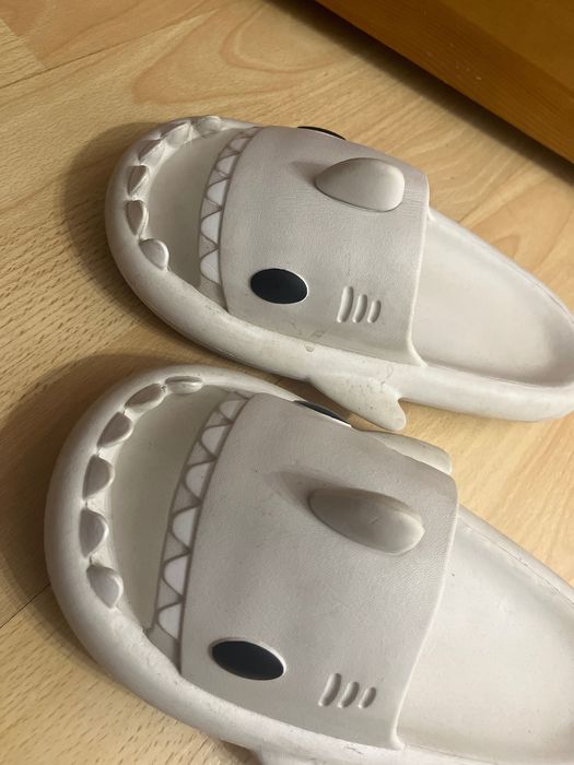 Шлепки акулы для лето