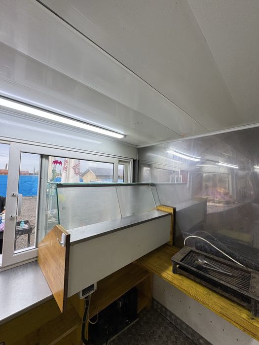 Продавам каравана за бързо хранене