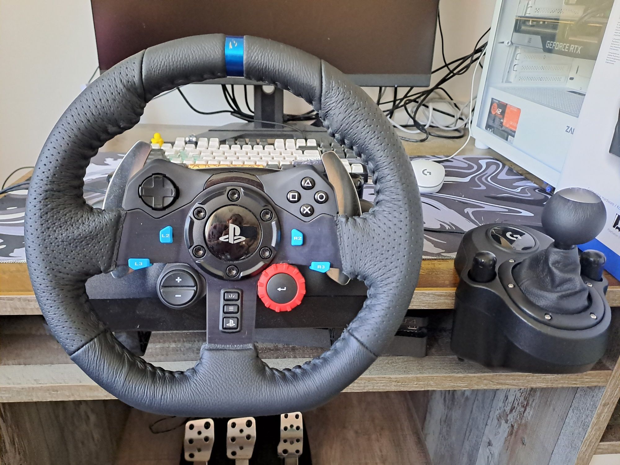 Волан с педали и скоростен лост  logitech G29