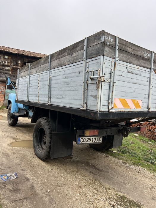 Газ 53 бордови.