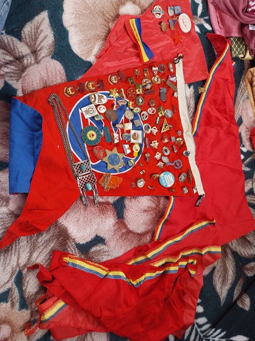 Monezi,insigne,fnioane,etc.