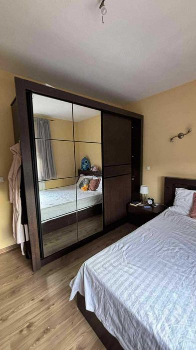 Гардероб с плъзгащ механизъм и огледало