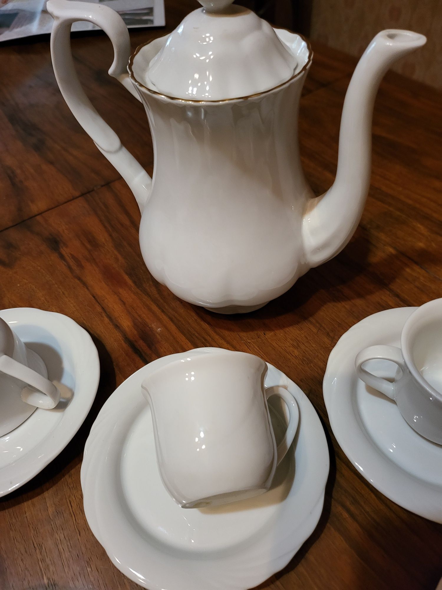 Чайник и чаши с чиниики порцелан