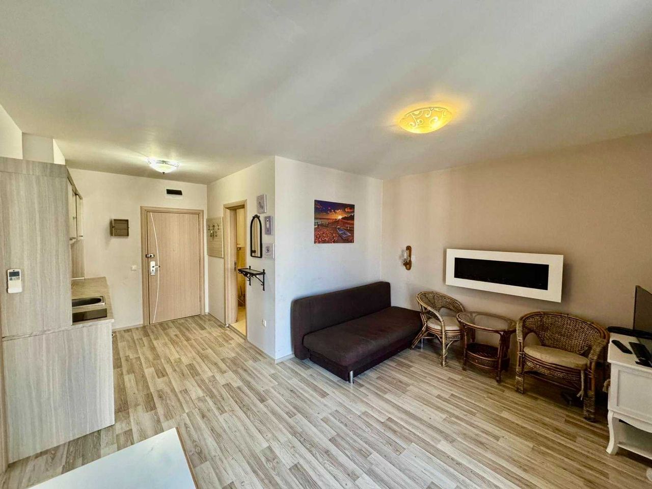 Продава се Двустаен апартамент в к.к. Слънчев бряг - 57 кв.м за 1350 €/кв.м - Снимка #1