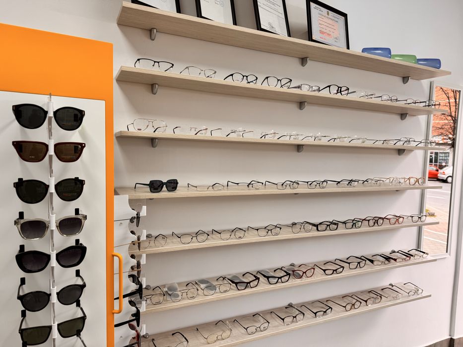 Mobilier optica medicala aproape nou ,impecabil