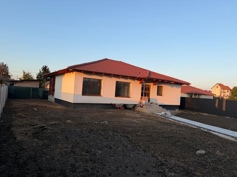 Vând casă recent construită