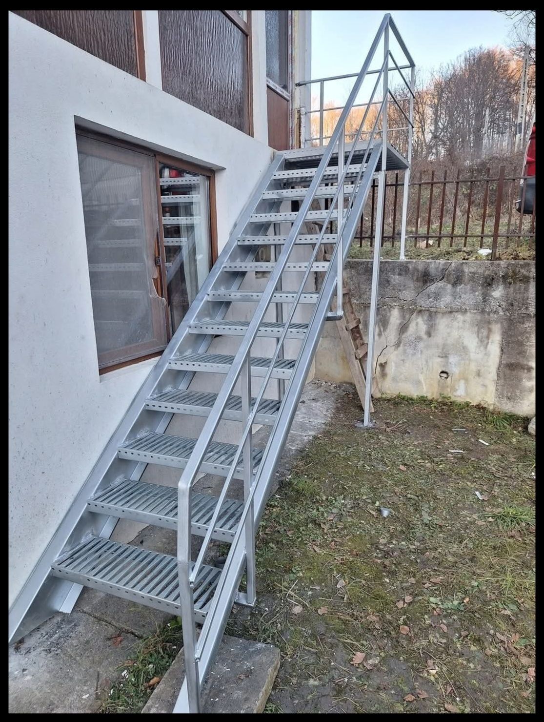 Scări metalice zincate 992u