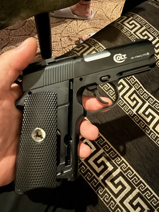Пистолет,,colt defender”CO2 +~4000 BB топчета+ 9*12g CO2