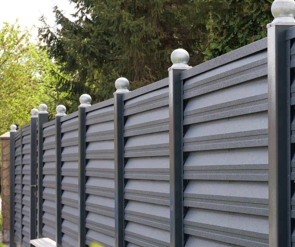 Garduri moderne din sipca metalica plasa bordurata stil jaluzea