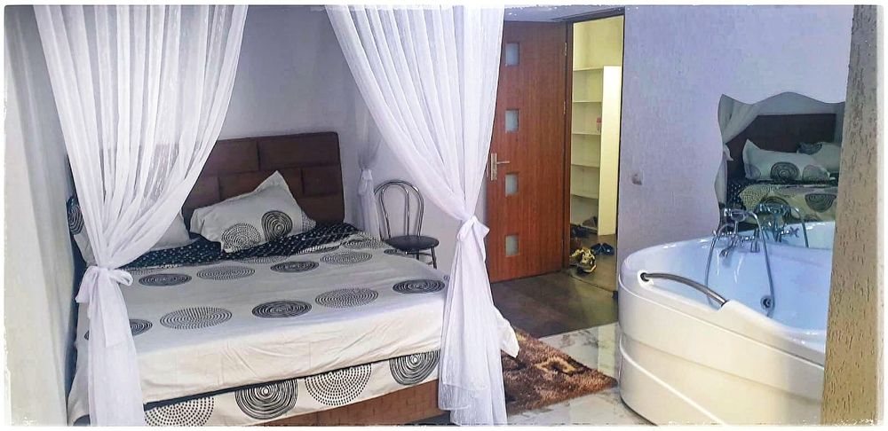 Vând sau închiriez  apartament 3 camere zona 6 martie