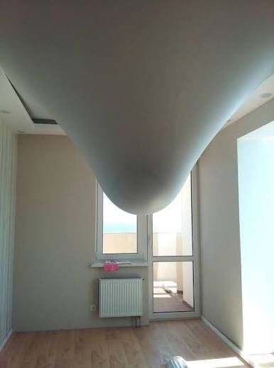 Слив воды с натяжного потолка ремонт натяжного потолка