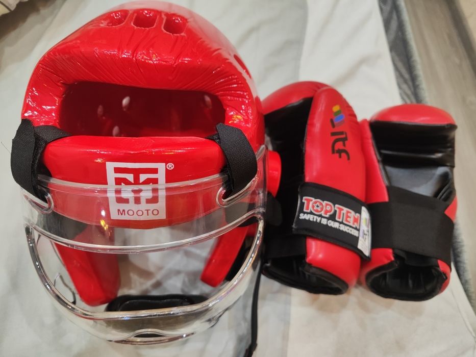 Шлем и перчатки для тэквондо